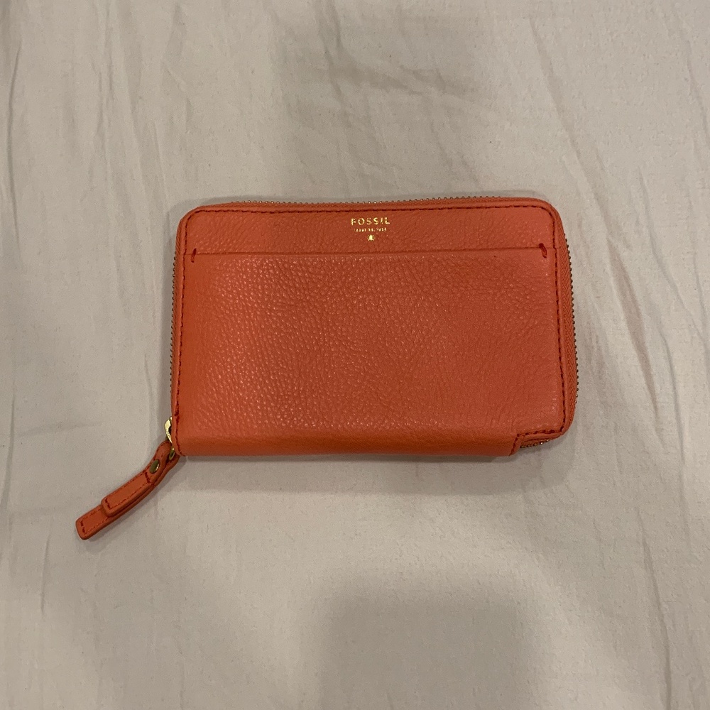 NEW Women Fossil wallet in orange - lots of card slots!